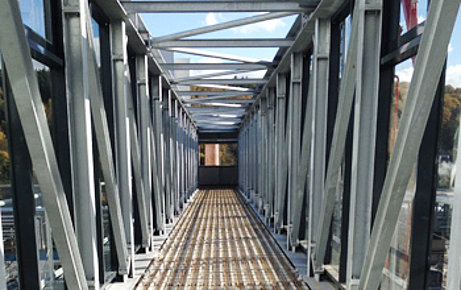Glasbrücke mit Stahlträgern Glasbrücke mit Stahlträgern